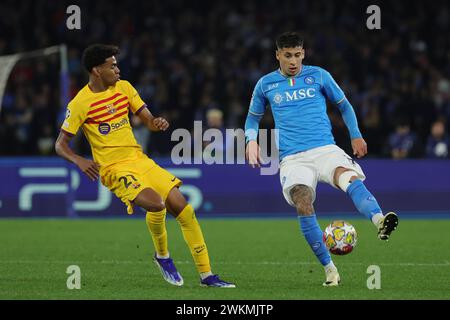 Neapel, Italien. Februar 2024. Lamine Yamal (FC Barcelona), Mathias Olivera (SSC Napoli) in Aktion während des Fußballspiels der UEFA CHAMPIONS LEAGUE zwischen NAPOLI und BARCELLONA im Diego Armando Maradona Stadium in Neapel, Italien - Mittwoch, den 21. Februar 2024. ( Alessandro Garofalo/LaPresse ) Credit: LaPresse/Alamy Live News Stockfoto