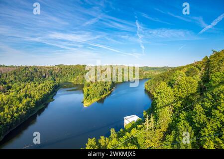 Fußgängerbrücke über dem Rappbodetalsperre-See und dem Rappbode-Fluss im Harz-Gebirge-Nationalpark an einem sonnigen Tag Stockfoto