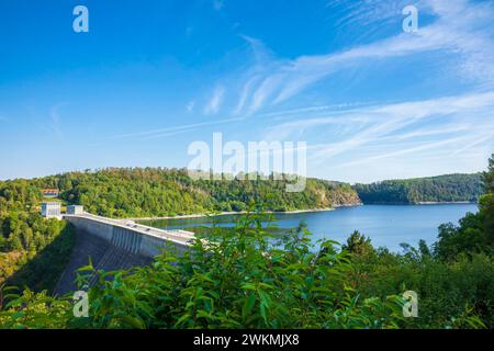 Fußgängerbrücke über dem Rappbodetalsperre-See und dem Rappbode-Fluss im Harz-Gebirge-Nationalpark an einem sonnigen Tag Stockfoto