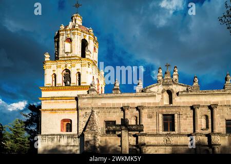 San Juan Bautista Kirche im Coyoacan-Viertel von Mexiko-Stadt, Mexiko, eine der ältesten Kirchen Mexikos, erbaut 1520 und 1552. Stockfoto