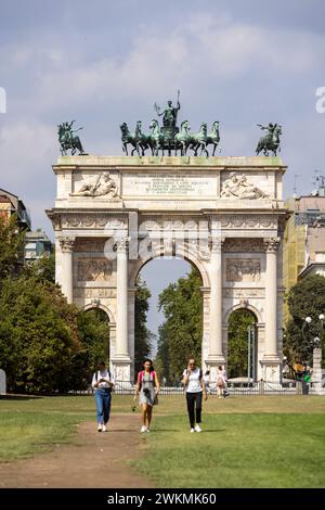 Porta Sempione, ein Tor in Mailand, ist durch das Wahrzeichen des Friedensbogens markiert und stellt den Ort dar, an dem viele prominente Ereignisse in der Geschichte Mailands stattfinden. Stockfoto