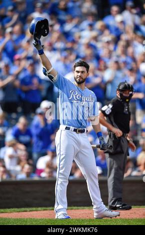 Kansas City, USA. Oktober 2017. Eric Hosmer von Kansas City Royals würdigt den Jubel der Zuschauer, als er am Sonntag, den 1. Oktober 2017, im Kauffman Stadium in Kansas City, Missouri, im ersten Inning gegen die Arizona Diamondbacks auf die Platte kommt. (Foto: John Sleezer/Kansas City Star/TNS/SIPA USA) Credit: SIPA USA/Alamy Live News Stockfoto