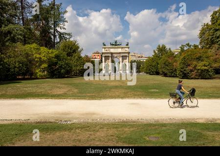 Porta Sempione, ein Tor in Mailand, ist durch das Wahrzeichen des Friedensbogens markiert und stellt den Ort dar, an dem viele prominente Ereignisse in der Geschichte Mailands stattfinden. Stockfoto