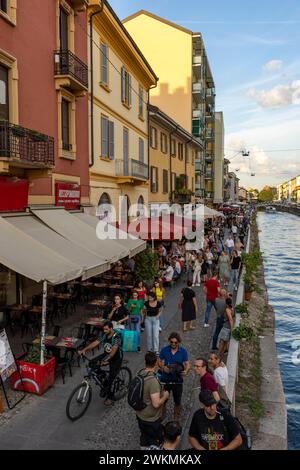 Im Viertel Navigli von Mailand finden Sie eine vielseitige Auswahl an Cafés, Geschäften, Märkten und Restaurants entlang der Kanäle. Stockfoto