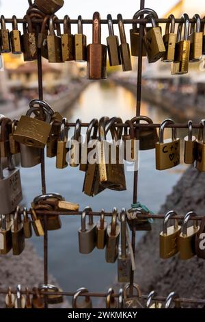 Im Viertel Navigli von Mailand finden Sie eine vielseitige Auswahl an Cafés, Geschäften, Märkten und Restaurants entlang der Kanäle. Stockfoto