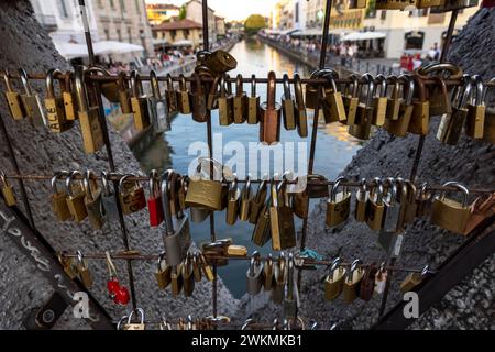 Im Viertel Navigli von Mailand finden Sie eine vielseitige Auswahl an Cafés, Geschäften, Märkten und Restaurants entlang der Kanäle. Stockfoto