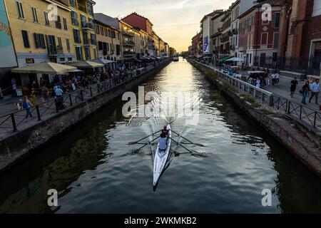 Im Viertel Navigli von Mailand finden Sie eine vielseitige Auswahl an Cafés, Geschäften, Märkten und Restaurants entlang der Kanäle. Stockfoto