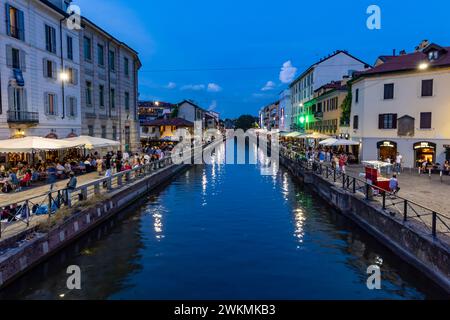 Im Viertel Navigli von Mailand finden Sie eine vielseitige Auswahl an Cafés, Geschäften, Märkten und Restaurants entlang der Kanäle. Stockfoto