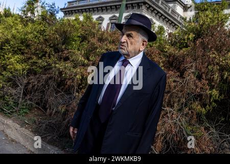 Ein älterer Herr in Anzug und Hut auf der Straße in Mailand, Italien. Stockfoto