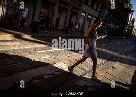Eine junge Frau, die eine Straße in Mailand überquert Stockfoto