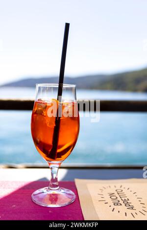 Ein Drink am Lago Maggiore liegt westlich seines berühmteren Nachbarsees, dem Comer See mit fast einem Viertel des nördlichen Teils des Sees in der Schweiz. Stockfoto