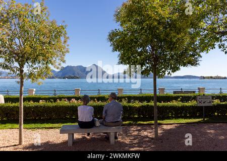 Der Lago Maggiore liegt westlich seines berühmteren Nachbarsees, dem Comer See, mit fast einem Viertel des nördlichen Teils des Sees in der Schweiz. Stockfoto