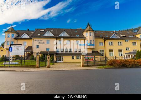 Polanica-Zdroj, Polen - 21. Oktober 2023: Fassade des ruhigen Gästehauses Beata, das mehrere Mietshäuser mit Türmen besetzt, an sonnigen Tagen Stockfoto