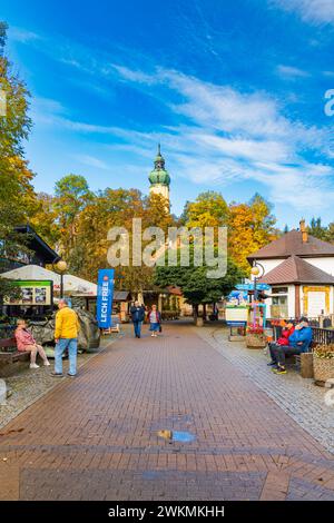 Polanica-Zdroj, Polen - 21. Oktober 2023: Wunderschöner Blick auf die farbenfrohe Hauptpromenade im Stadtzentrum voller kleiner Geschäfte und Wandertouristen Stockfoto