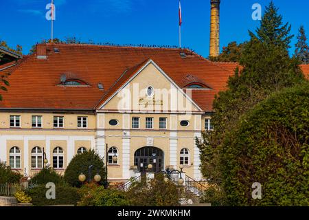 Polanica-Zdroj, Polen - 21. Oktober 2023: Fassade des alten Mineralwasserpumpengebäudes an sonnigen Tagen Stockfoto