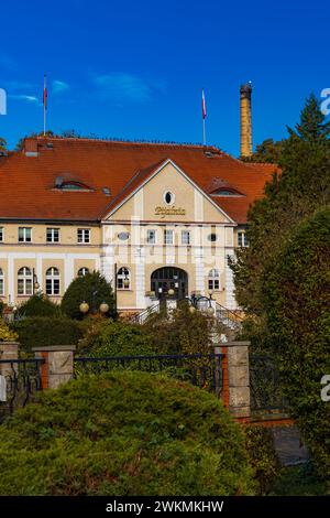 Polanica-Zdroj, Polen - 21. Oktober 2023: Fassade des alten Mineralwasserpumpengebäudes an sonnigen Tagen Stockfoto