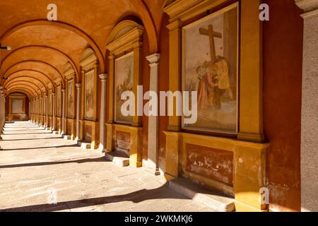 Der Lago Maggiore liegt westlich seines berühmteren Nachbarsees, dem Comer See, mit fast einem Viertel des nördlichen Teils des Sees in der Schweiz. Der See i Stockfoto