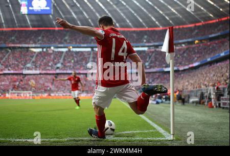 Eckbal lXabi Alonso FC Bayern MŸnchen FC Bayern MŸnchen - Borussia Dortmund BVB 4:1 1 1 Fussball Bundesliga Saison 2016 / 2017 © diebilderwelt / Alamy Stock Stockfoto