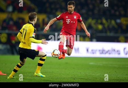 Xabi Alonso FC Bayern MŸnchen gegen Marco Reus ( Borussia Dortmund ) Borussia Dortmund BVB - FC Bayern MŸnchen 0:0 Fussball 1 . Bundesliga Saison 2015 / 2016 © diebilderwelt / Alamy Stock Stockfoto