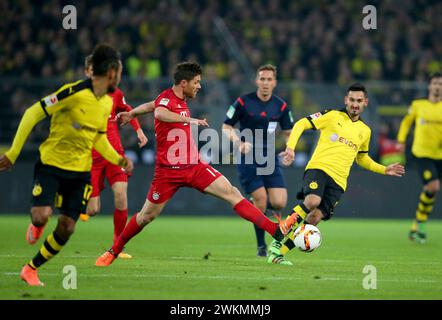 Xabi Alonso FC Bayern MŸnchen gegen Ilkay GŸndogan ( Borussia Dortmund ) BVB Borussia Dortmund - FC Bayern MŸnchen München Fussball 1 . Bundesliga Saison 2015 / 2016 © diebilderwelt / Alamy Stock Stockfoto