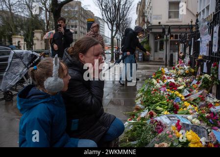 London, Großbritannien. Februar 2024. Ein Trauer weint vor den floralen Tribut an Alexej Nawalny vor der russischen Botschaft in London. Alexej Nawalny, 47 Jahre alt, starb am 16. Februar 2024 in der arktischen Strafkolonie nach seinem Morgenspaziergang nach der offiziellen russischen Version. Er war ein heftiger Gegner des russischen Präsidenten Wladimir Putin. Seit Nawalnys Tod haben die Trauernden ihm vor der russischen Botschaft in London eine florale Ehrung geschenkt. (Foto: Krisztian Elek/SOPA Images/SIPA USA) Credit: SIPA USA/Alamy Live News Stockfoto