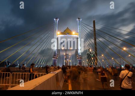 Bangkok, Thailand. Februar 2024. Nachtlichter der „parallelen Brücke zur Rama 9-Brücke“ Thailands erste parallele Brücke über den Chao Phraya Fluss in Bangkok. (Foto: Teera Noisakran/Pacific Press/SIPA USA) Credit: SIPA USA/Alamy Live News Stockfoto