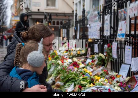 London, Großbritannien. Februar 2024. Eine Trauerin umarmt ihre Tochter vor den floralen Tribut an Alexej Nawalny, vor dem Boris Nemstow Place gegenüber der russischen Botschaft in London. Alexej Nawalny, 47 Jahre alt, starb am 16. Februar 2024 in der arktischen Strafkolonie nach seinem Morgenspaziergang nach der offiziellen russischen Version. Er war ein heftiger Gegner des russischen Präsidenten Wladimir Putin. Seit Nawalnys Tod haben die Trauernden ihm vor der russischen Botschaft in London eine florale Ehrung geschenkt. (Credit Image: © Krisztian Elek/SOPA Images via ZUMA Press Wire) EDITORIAL USAG Stockfoto