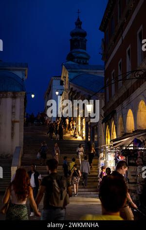 Das Leben in der Nähe der Rialtobrücke in Venedig, Italien, zieht Reisende aus der ganzen Welt und Einheimische auf die Straßen, um das Leben zu genießen. Stockfoto