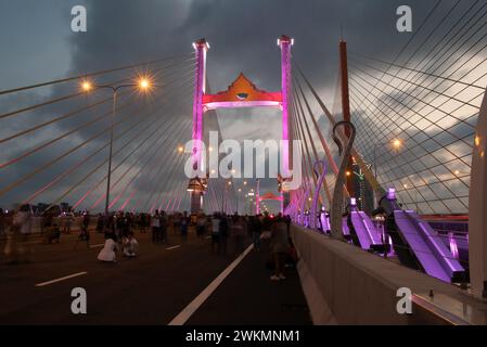 Bangkok, Thailand. Februar 2024. Nachtlichter der „parallelen Brücke zur Rama 9-Brücke“ Thailands erste parallele Brücke über den Chao Phraya Fluss in Bangkok. (Foto: Teera Noisakran/Pacific Press/SIPA USA) Credit: SIPA USA/Alamy Live News Stockfoto