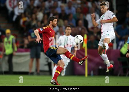 Xabi Alonso ( ESP ) gegen Miguel Veloso Portugal Halbfinale Halbfinale Portual Spanien Spanien 2:4 n Elfmeterschiessen Fussball EM UEFA Euro Europameisterschaft 2012 Polen Ukraine Fußball-europameisterschaft UEFA 2012 Polen Ukraine © diebilderwelt / Alamy Stock Stockfoto