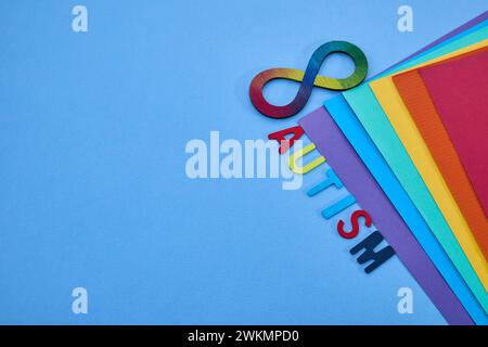 Autistisches Regenbogen8-Unendlichkeitssymbol. Autismus-Awareness-Tag-Symbol. Stockfoto