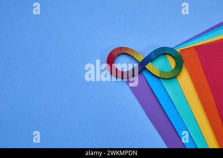 Autistisches Regenbogen8-Unendlichkeitssymbol. Autismus-Awareness-Tag-Symbol. Stockfoto