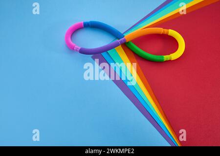 Autistisches Regenbogen8-Unendlichkeitssymbol. Autismus-Awareness-Tag-Symbol. Stockfoto