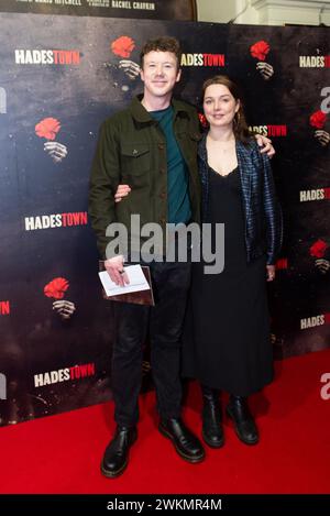 London, 21. Februar 2024, Hadestown Opening Night, Bailey Brook kommt auf rotem Teppich im Lyric Theatre, Lou Morris/Alamy Live News Stockfoto