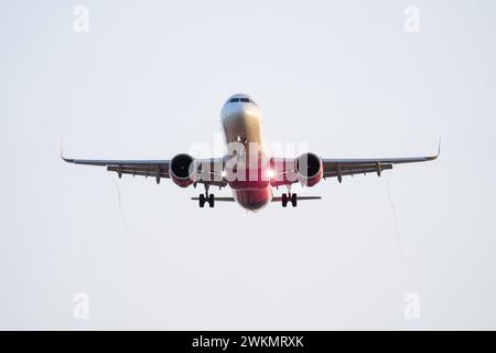 Ein rosa/lila/weiß gefärbtes, modernes Passagierflugzeug mit riesigen, kraftstoffsparenden Motoren, das am Flughafen Fuerteventura auf den Kanarischen Inseln ankommt. Stockfoto