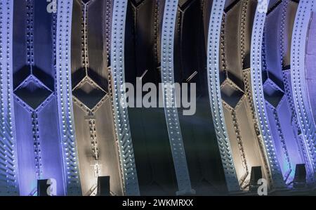 Kantenlichtfarben eines Teils der London Tower Bridge. Platz für Text, selektiver Fokus. Stockfoto