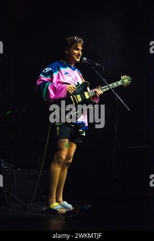 Die amerikanische Singer-Songwriterin Medium Build trat live im Hole44 in berlin auf, während sie Holly Humberstone auf Tournee unterstützte. Stockfoto