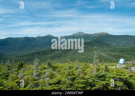 Mount Washington von Mount Isolation in den White Mountains, New Hampshire an einem bewölkten Sommertag. Stockfoto
