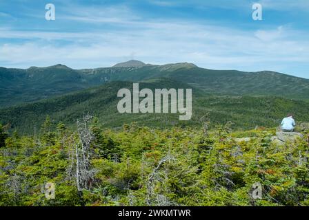 Mount Washington von Mount Isolation in den White Mountains, New Hampshire an einem bewölkten Sommertag. Stockfoto