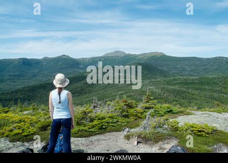 Mount Washington von Mount Isolation in den White Mountains, New Hampshire an einem bewölkten Sommertag. Stockfoto