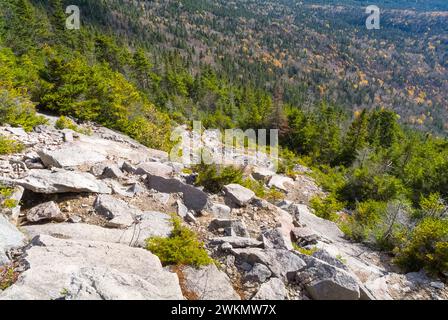 Mit Blick auf die South Slide, die sich entlang des Mt. Tripyramid Trail in den White Mountains, New Hampshire während der Herbstmonate. Stockfoto