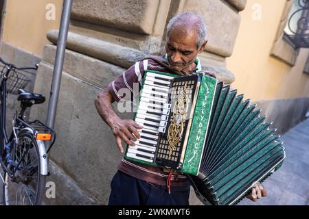 Busking in Italien ist eine altehrwürdige Tradition, bei der Musiker auf den Straßen spielen, um Trinkgeld zu erhalten. Stockfoto