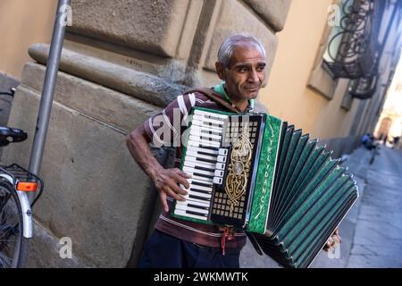 Busking in Italien ist eine altehrwürdige Tradition, bei der Musiker auf den Straßen spielen, um Trinkgeld zu erhalten. Stockfoto