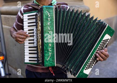 Busking in Italien ist eine altehrwürdige Tradition, bei der Musiker auf den Straßen spielen, um Trinkgeld zu erhalten. Stockfoto