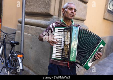 Busking in Italien ist eine altehrwürdige Tradition, bei der Musiker auf den Straßen spielen, um Trinkgeld zu erhalten. Stockfoto