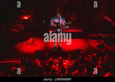 Die amerikanische Singer-Songwriterin Medium Build trat live im Hole44 in berlin auf, während sie Holly Humberstone auf Tournee unterstützte. Stockfoto