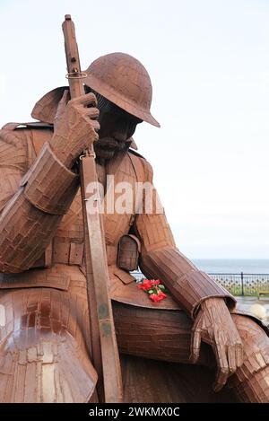 Tommy, eine 1,5m hohe Statue eines Soldaten aus dem Ersten Weltkrieg des Künstlers Ray Lonsdale, die in der Nähe des Seaham-Kriegsdenkmals auf dem Terrace Green, Großbritannien, ausgestellt wurde Stockfoto