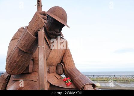 Tommy, eine 1,5m hohe Statue eines Soldaten aus dem Ersten Weltkrieg des Künstlers Ray Lonsdale, die in der Nähe des Seaham-Kriegsdenkmals auf dem Terrace Green, Großbritannien, ausgestellt wurde Stockfoto