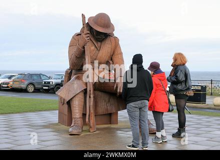 Tommy, eine 1,5m hohe Statue eines Soldaten aus dem Ersten Weltkrieg des Künstlers Ray Lonsdale, die in der Nähe des Seaham-Kriegsdenkmals auf dem Terrace Green, Großbritannien, ausgestellt wurde Stockfoto