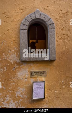 Mehrere alte Weinfenster, darunter auch dieses in Babae, sind noch in Betrieb in Florenz, wo sich die Leute versammeln, um Wein während der ganzen da zu bestellen Stockfoto